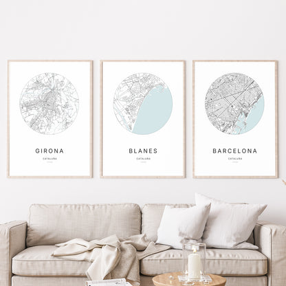 Trio d'affiches de Blanes, Girona et Barcelona dans un salon.