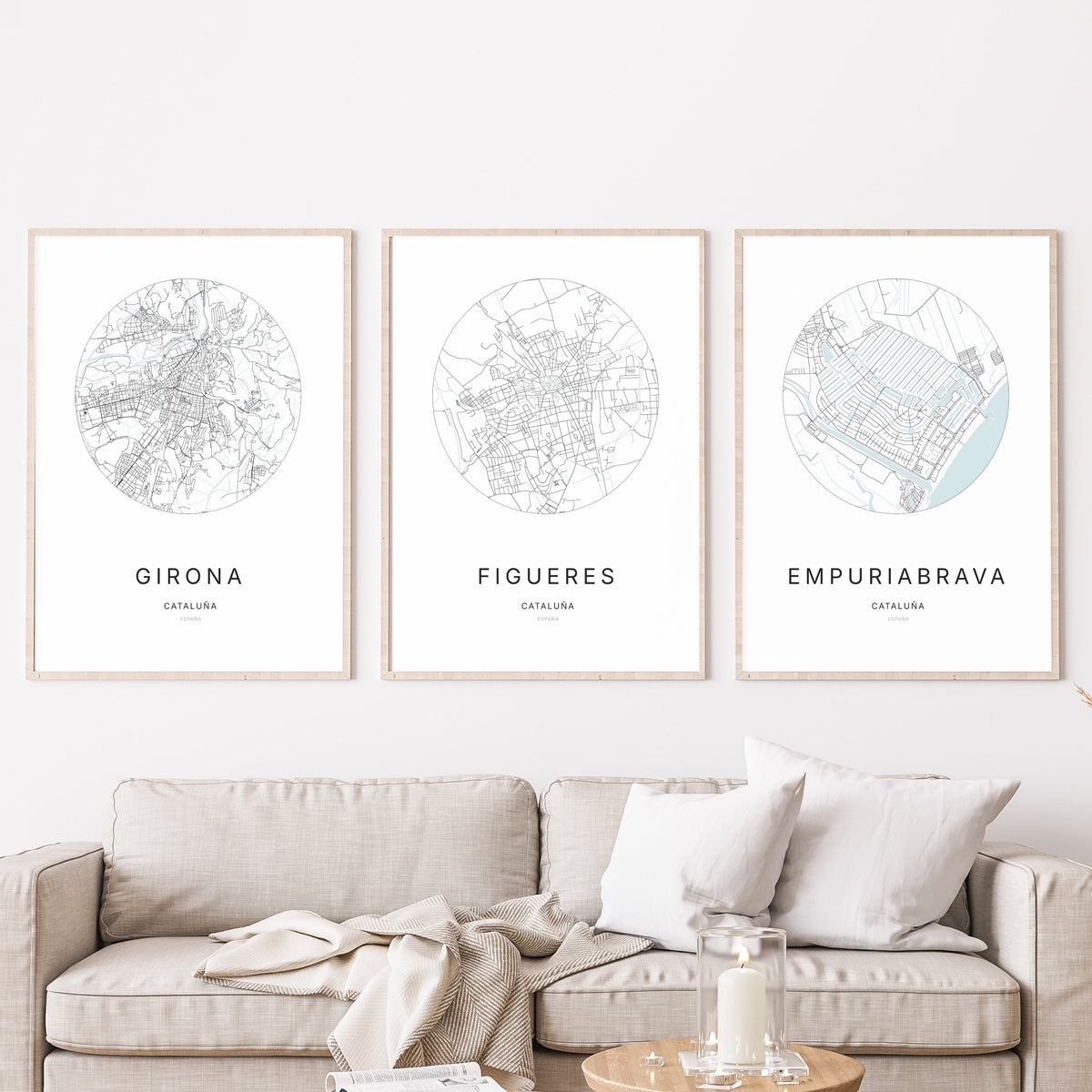 Trio d'affiches de Figueres, Girona et Empuriabrava dans un salon.