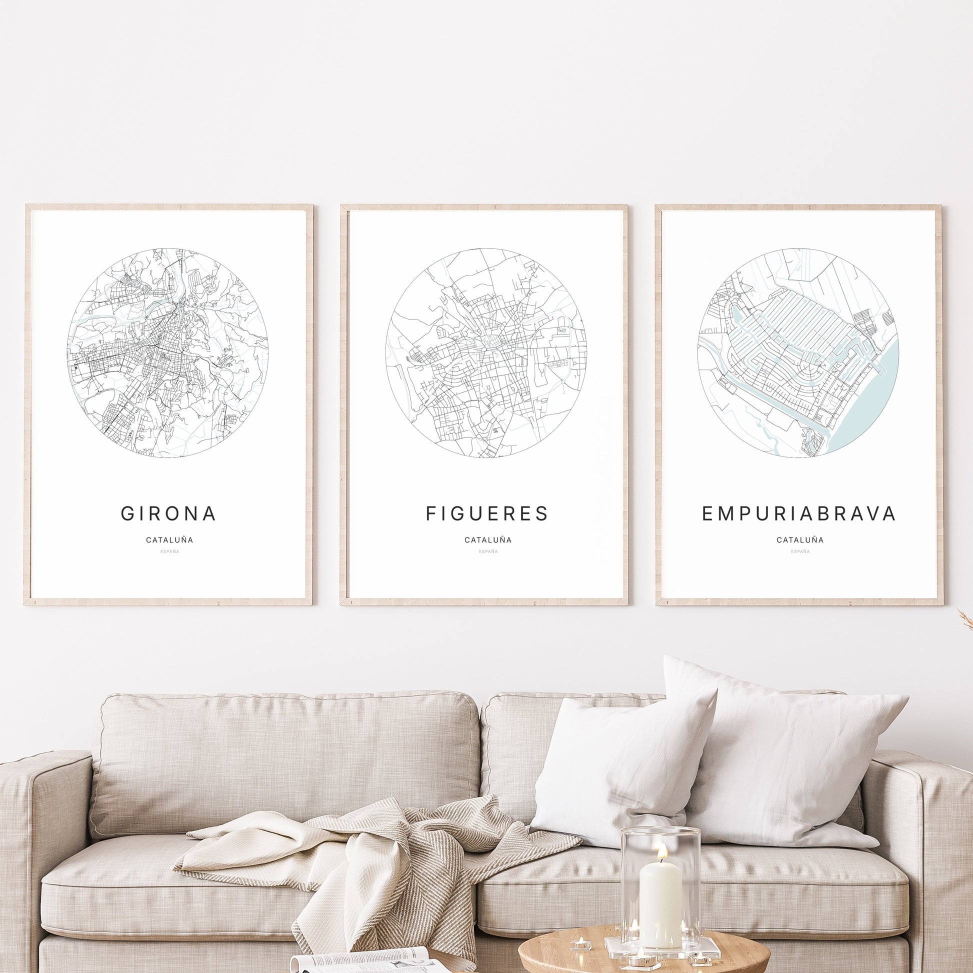 Trio d'affiches de Figueres, Girona et Empuriabrava dans un salon.