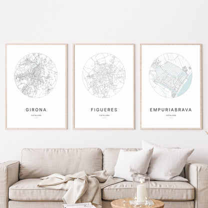Trio d'affiches de Figueres, Girona et Empuriabrava dans un salon.