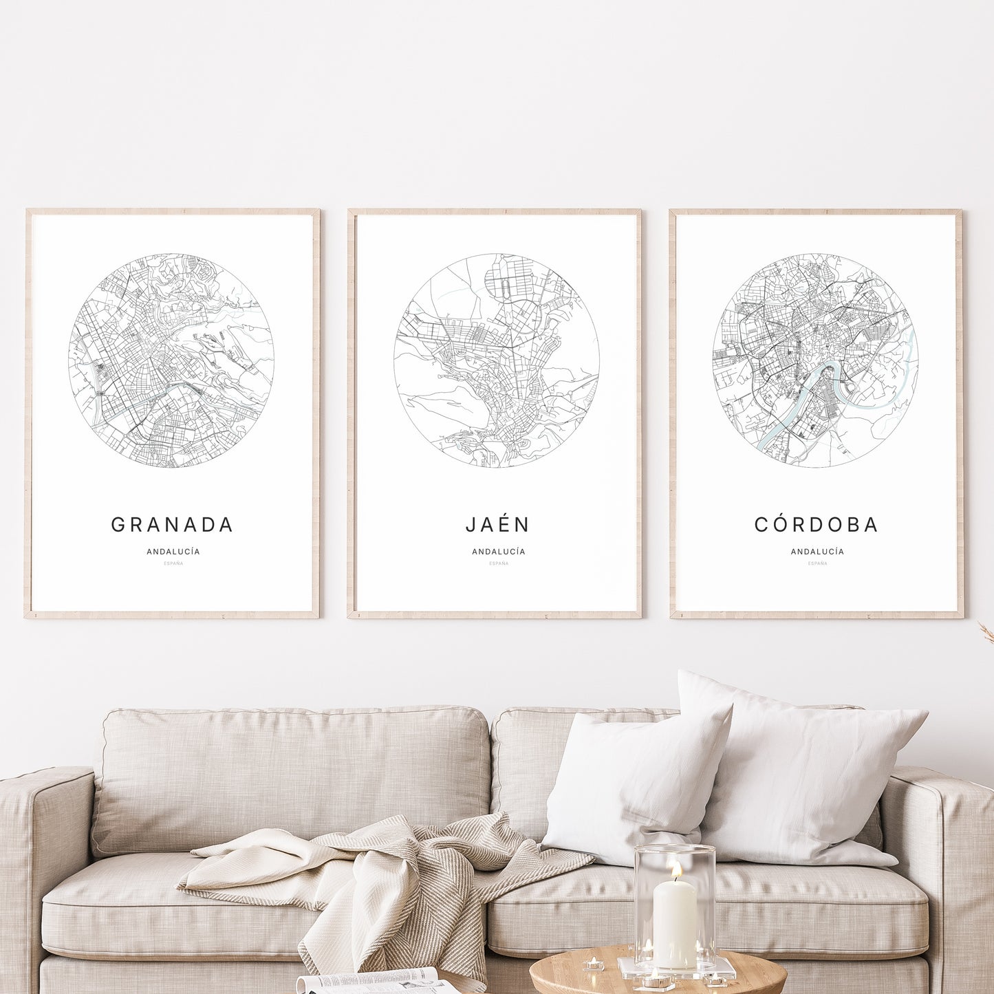 Trio d'affiches de Jaén, Granada et Córdoba dans un salon.