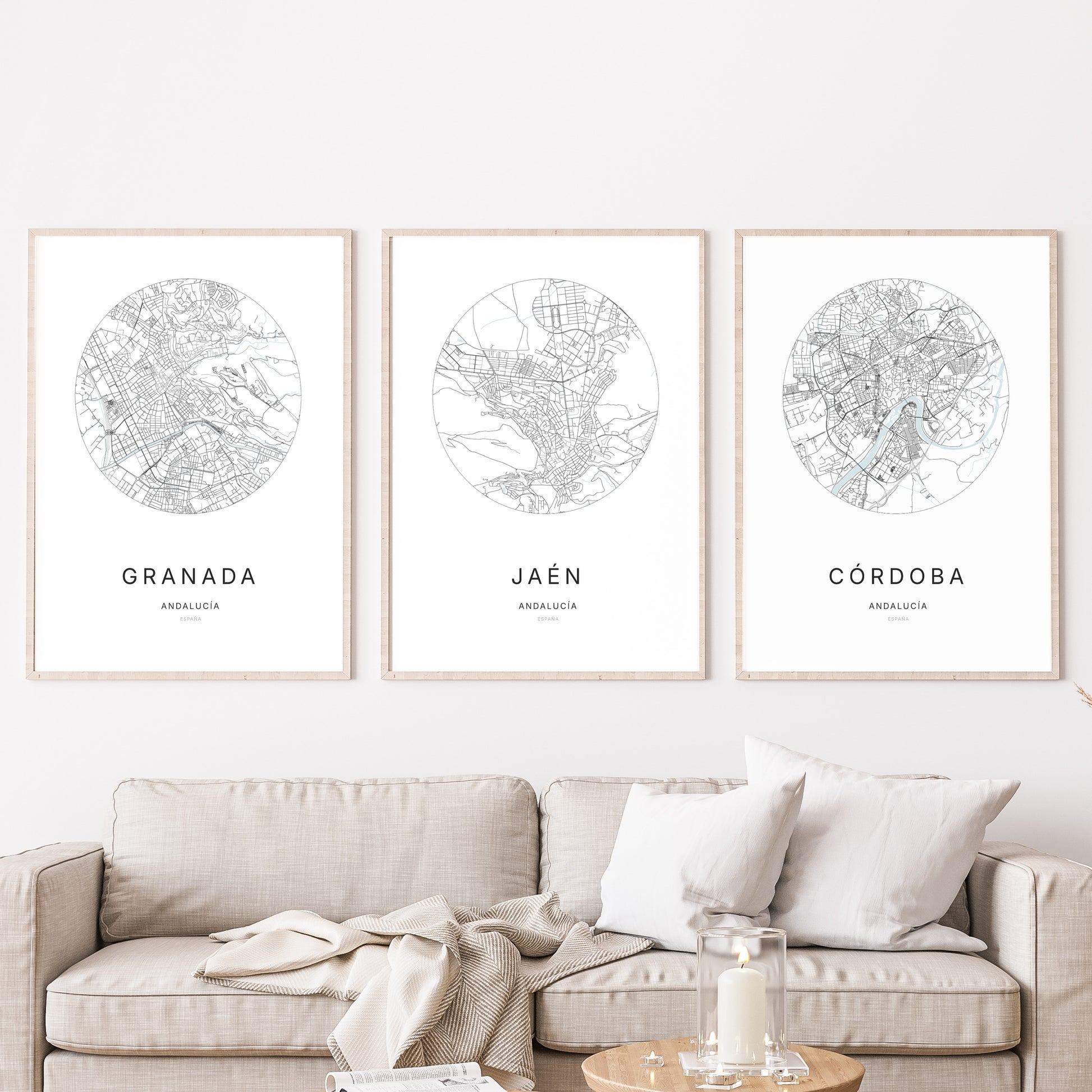 Trio d'affiches de Jaén, Granada et Córdoba dans un salon.