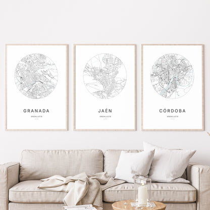 Trio d'affiches de Jaén, Granada et Córdoba dans un salon.