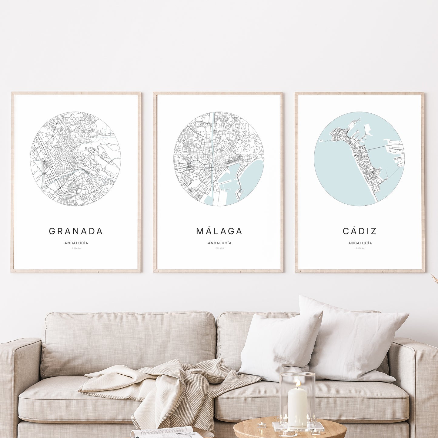 Trio d'affiches de Málaga, Granada et Cádiz dans un salon.