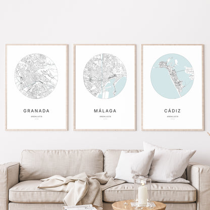 Trio d'affiches de Málaga, Granada et Cádiz dans un salon.