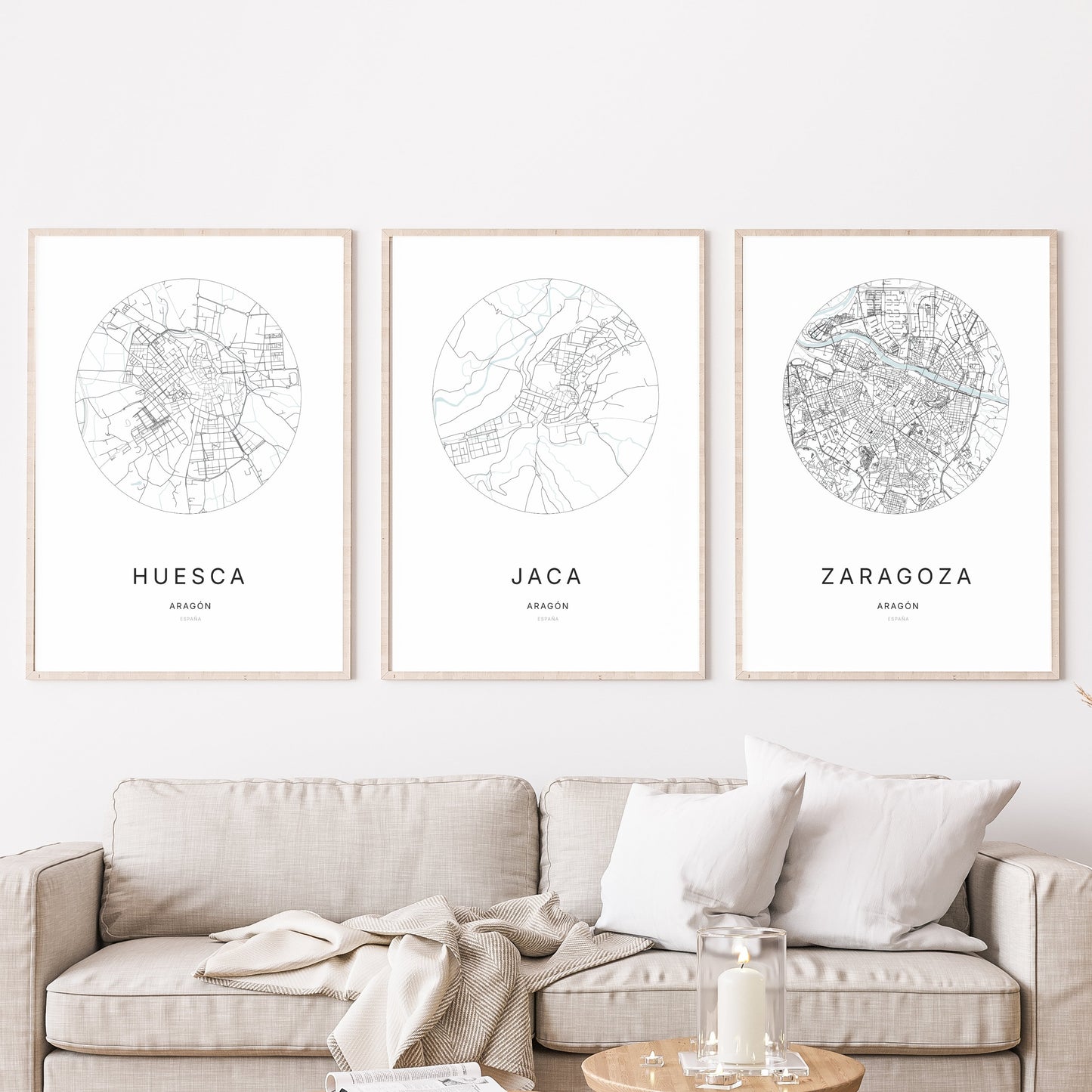 Trio d’affiches de Jaca, Huesca et Zaragoza dans un salon.