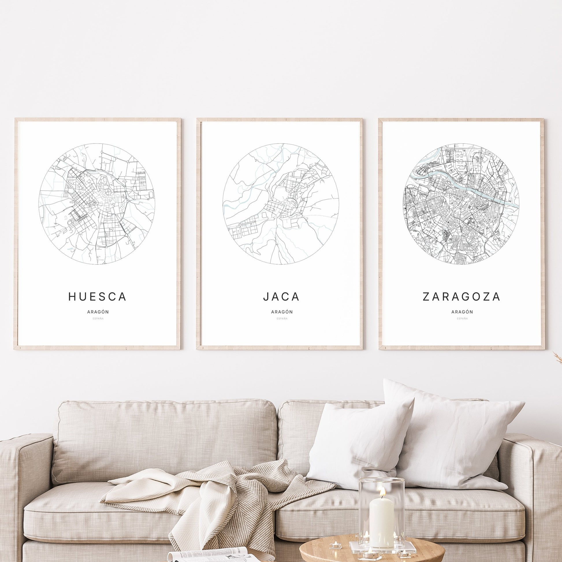 Trio d’affiches de Jaca, Huesca et Zaragoza dans un salon.