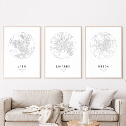 Trio d'affiches de Linares, Jaén et Úbeda dans un salon.