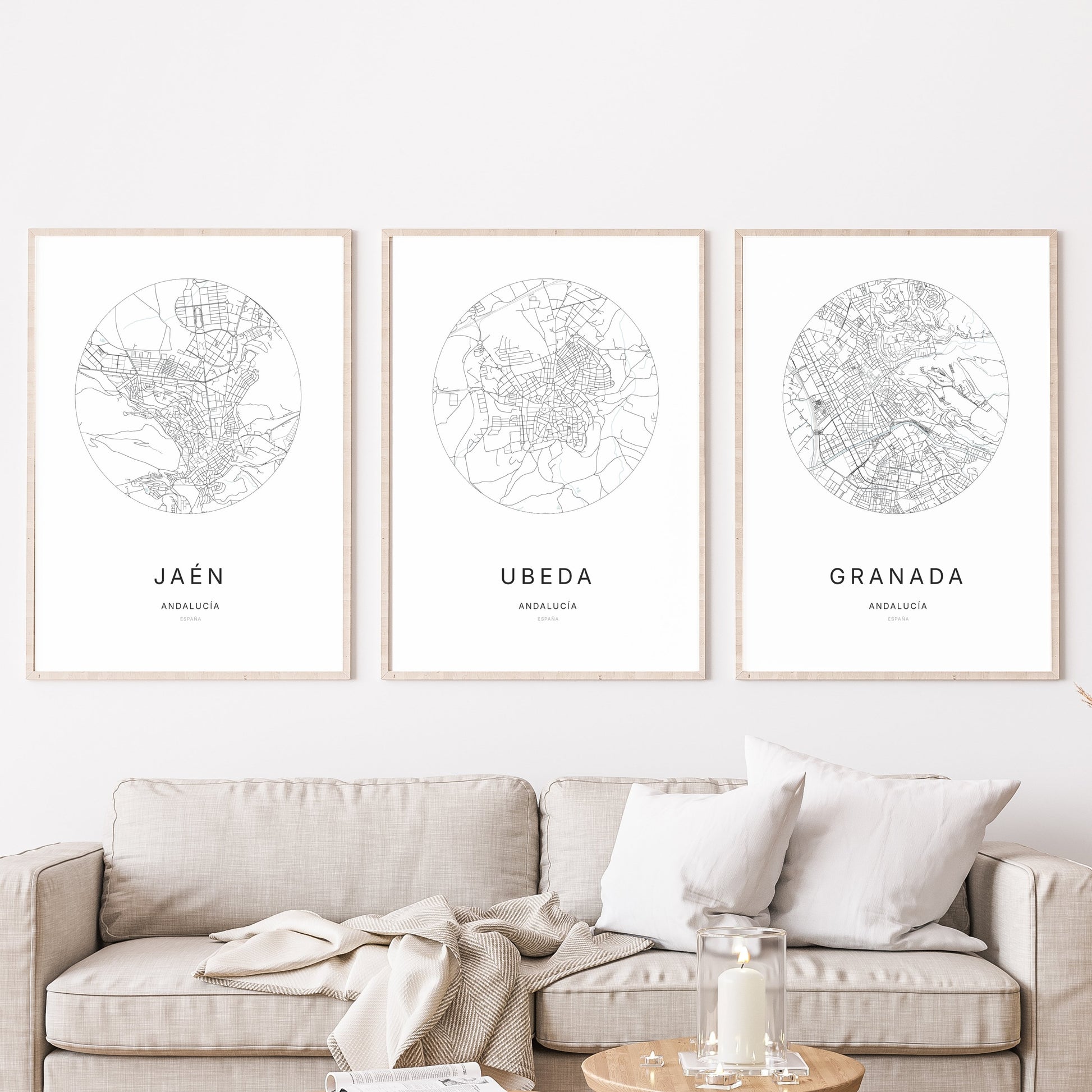 Trio d'affiches d'Úbeda, Jaén et Granada dans un salon.