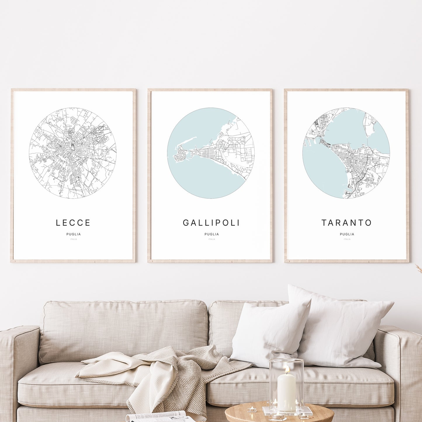 Trio d'affiches de Gallipoli, Lecce et Taranto dans un salon.