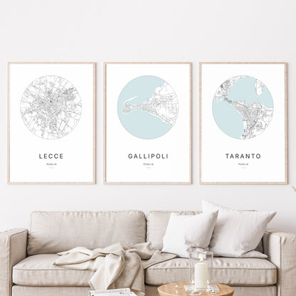 Trio d'affiches de Gallipoli, Lecce et Taranto dans un salon.