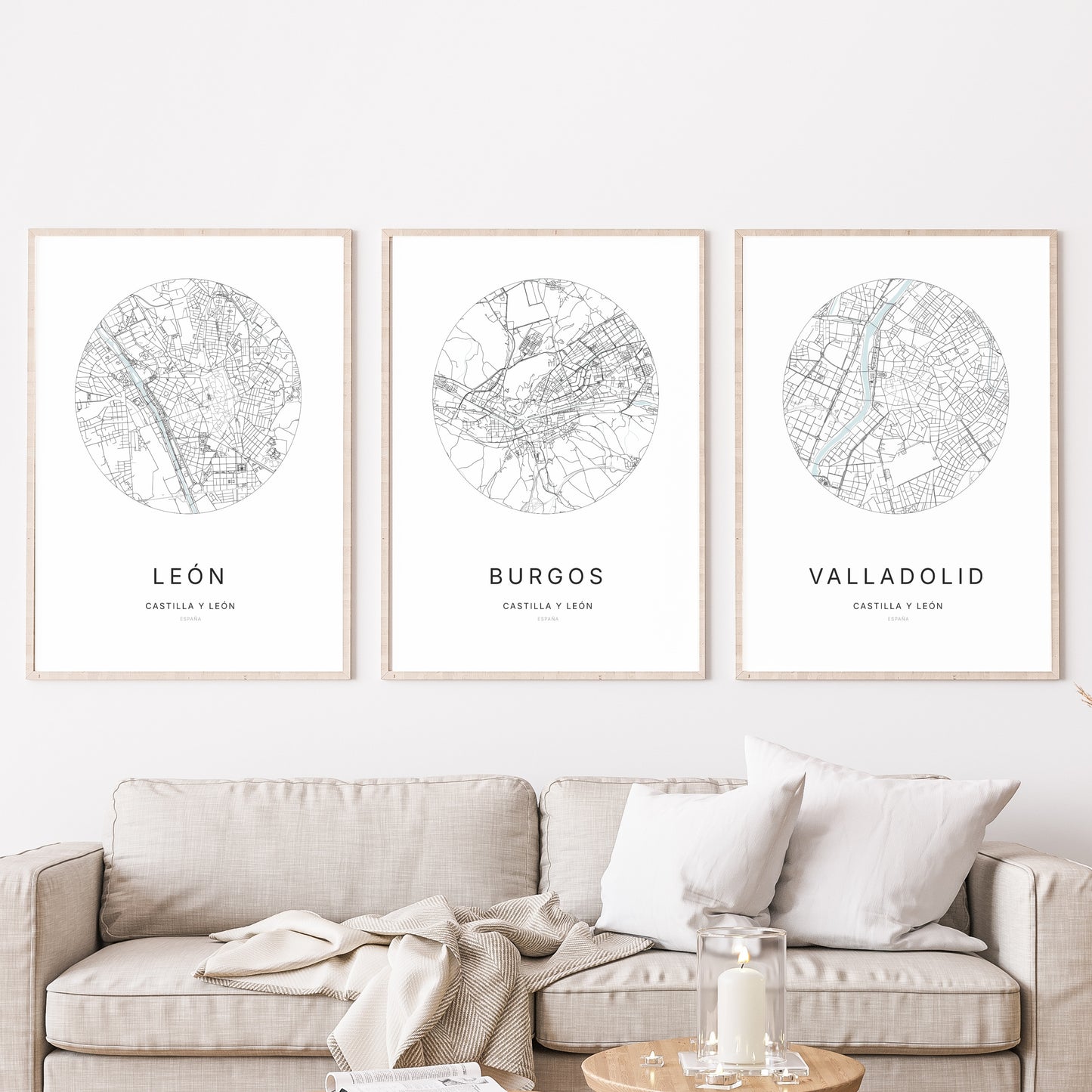 Trio d'affiches de Burgos, León et Valladolid dans un salon.