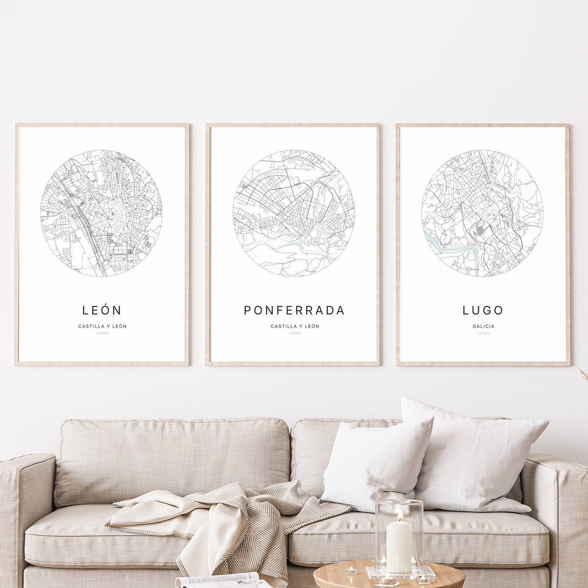 Trio d'affiches de Ponferrada, León et Lugo dans un salon.