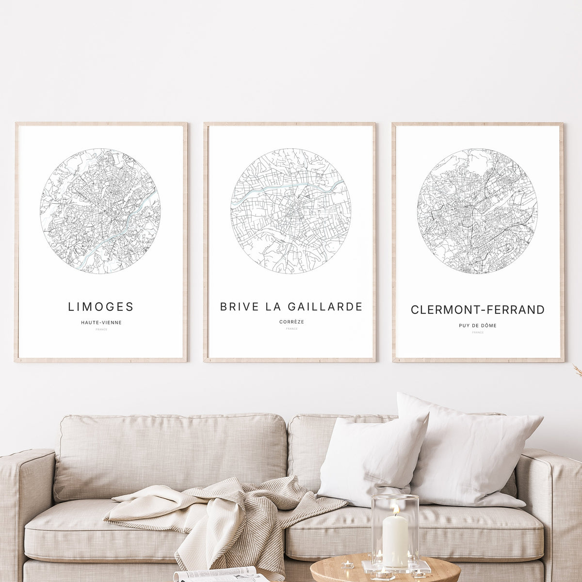 Trio d'affiches de Brive-la-Gaillarde, Limoges et Clermont-Ferrand dans un salon.