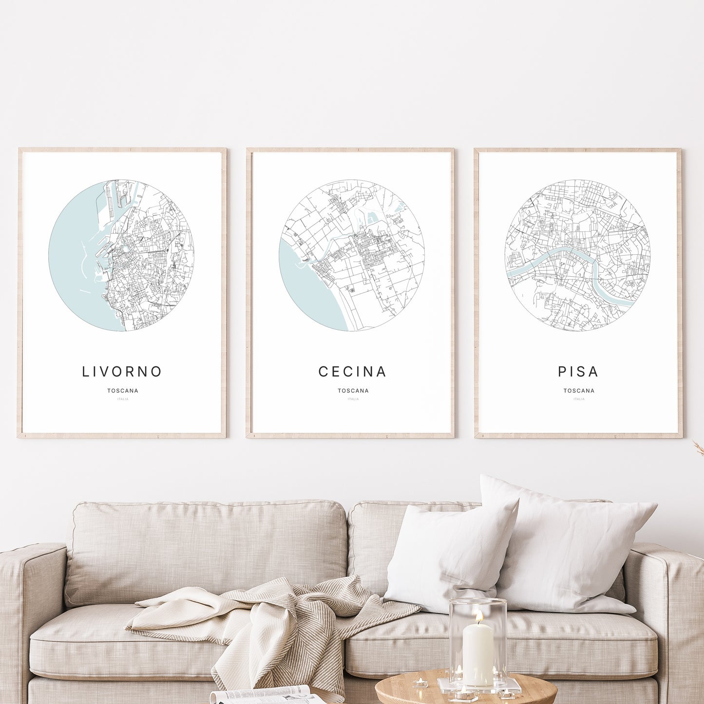 Trio d'affiches de Cecina, Livorno et Pisa dans un salon.