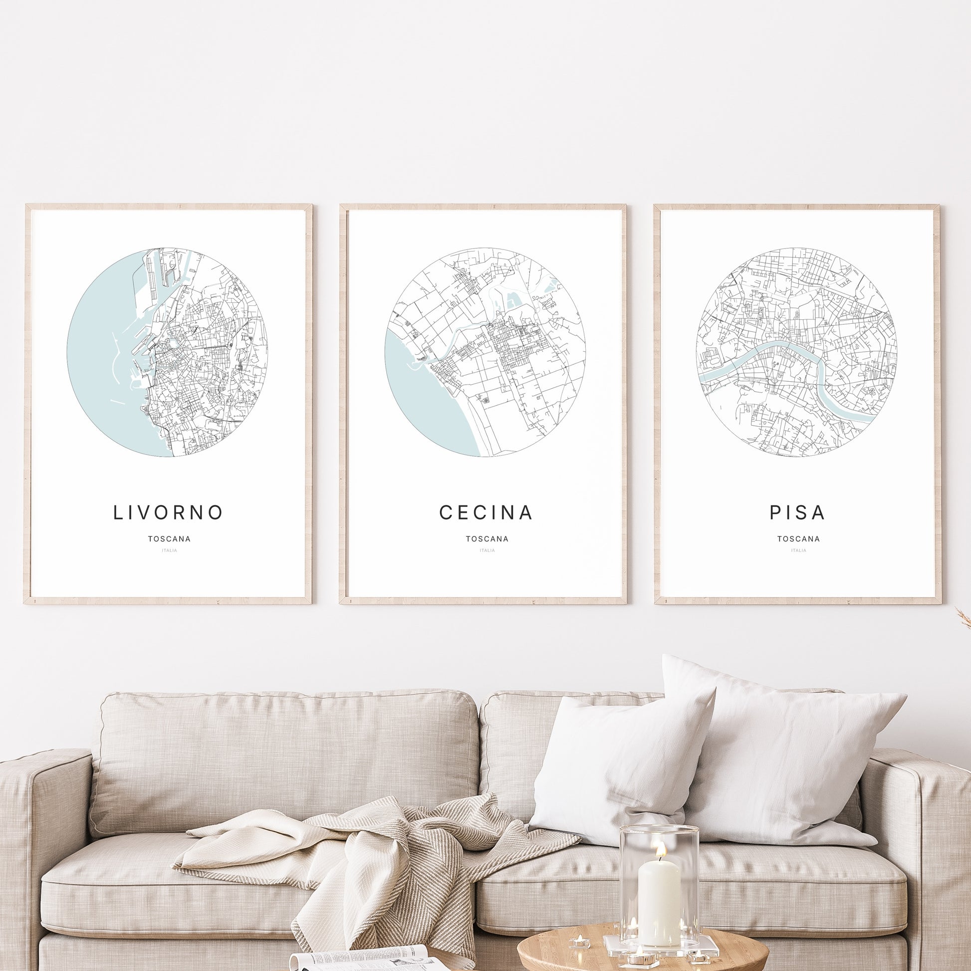 Trio d'affiches de Cecina, Livorno et Pisa dans un salon.
