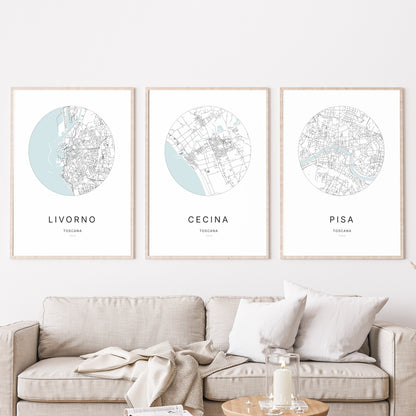 Trio d'affiches de Cecina, Livorno et Pisa dans un salon.