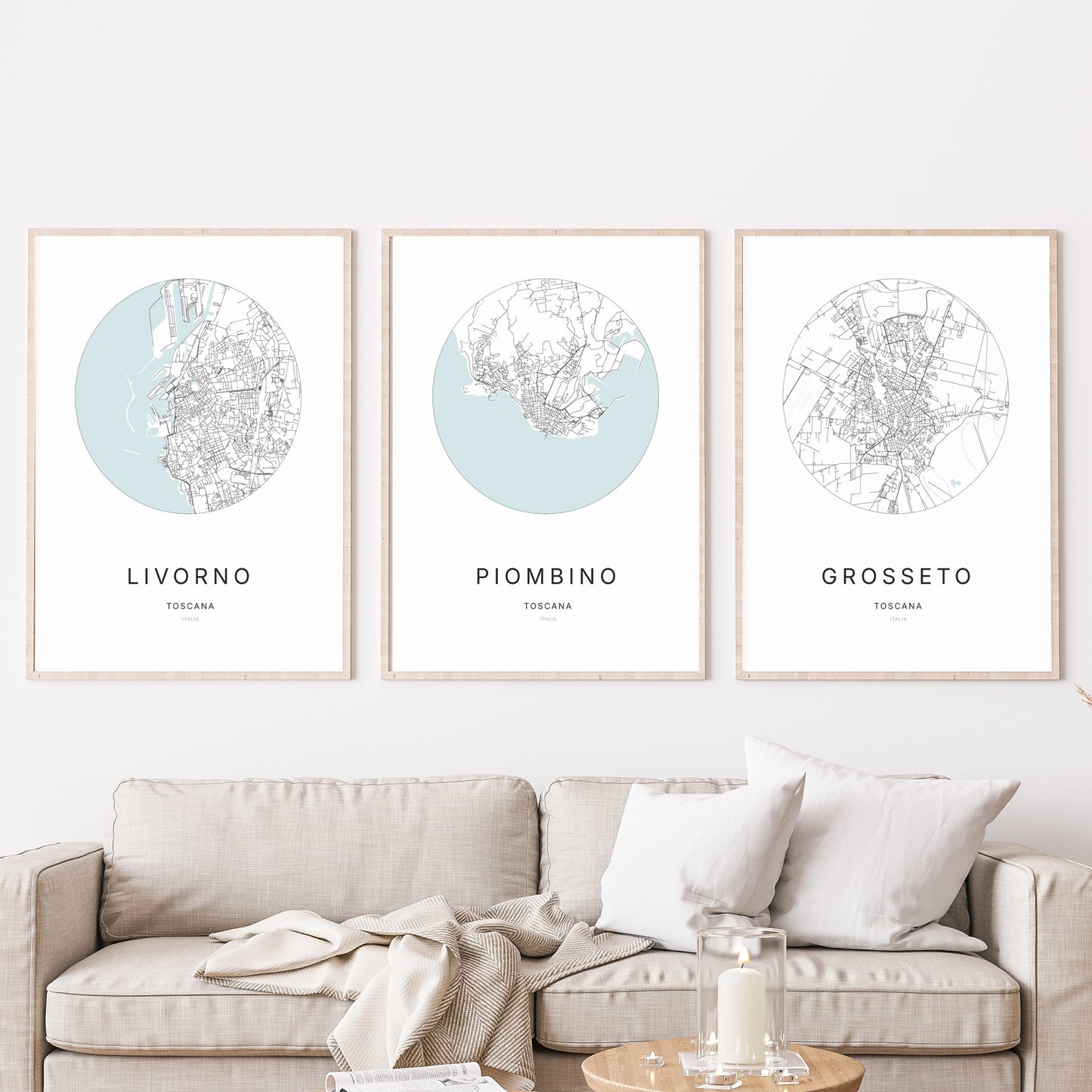 Trio d'affiches de Piombino, Livorno et Grosseto dans un salon.