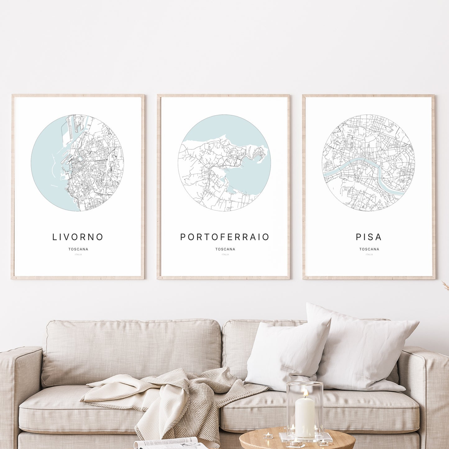 Trio di poster di Portoferraio, Livorno e Pisa in un soggiorno.