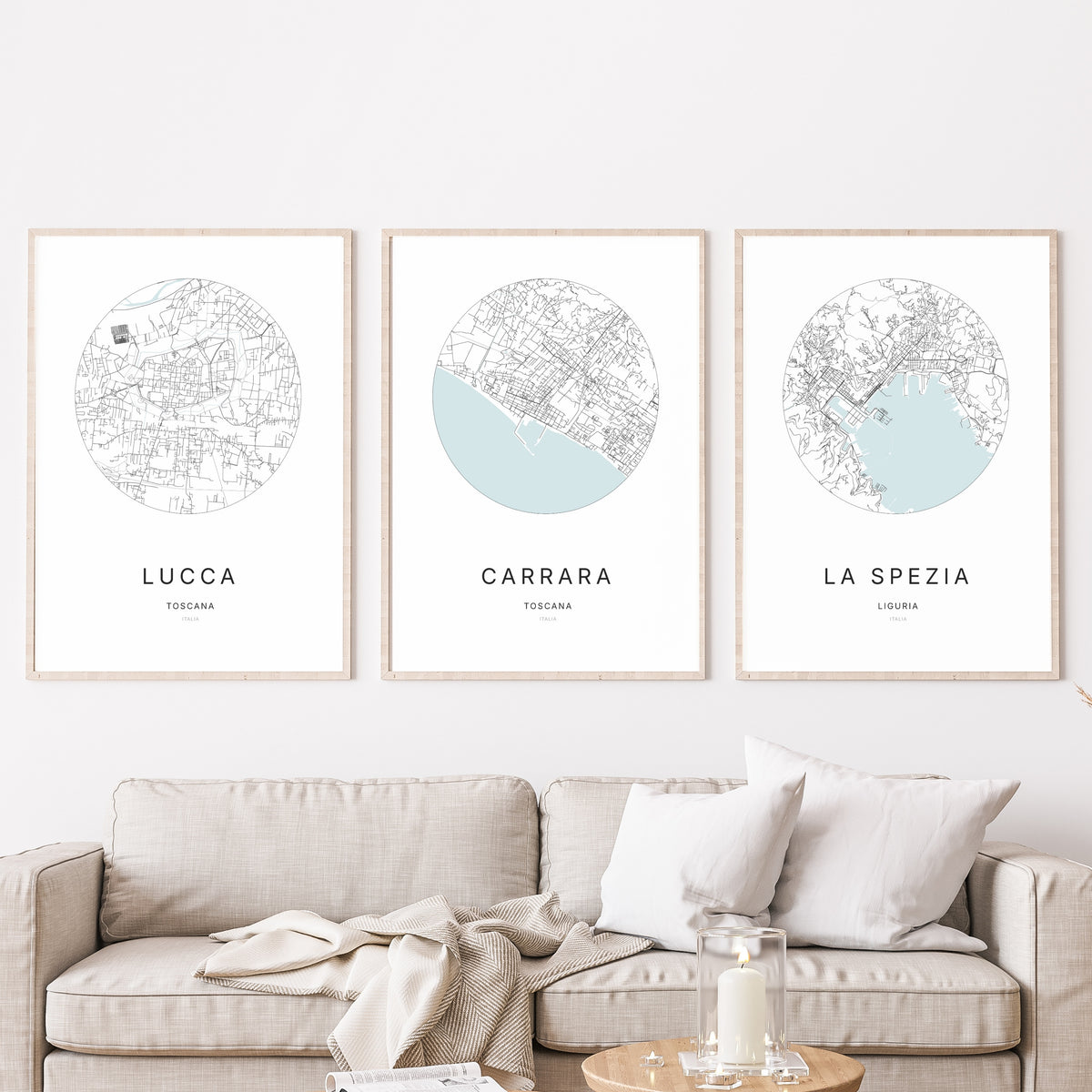 Trio d'affiches de Carrara, Lucca et La Spezia dans un salon.