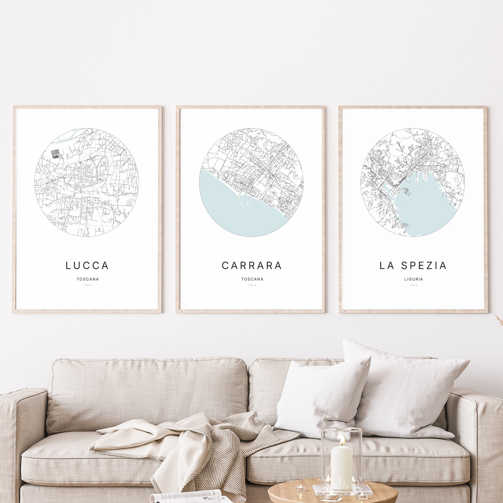 Trio d'affiches de Carrara, Lucca et La Spezia dans un salon.