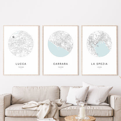 Trio d'affiches de Carrara, Lucca et La Spezia dans un salon.