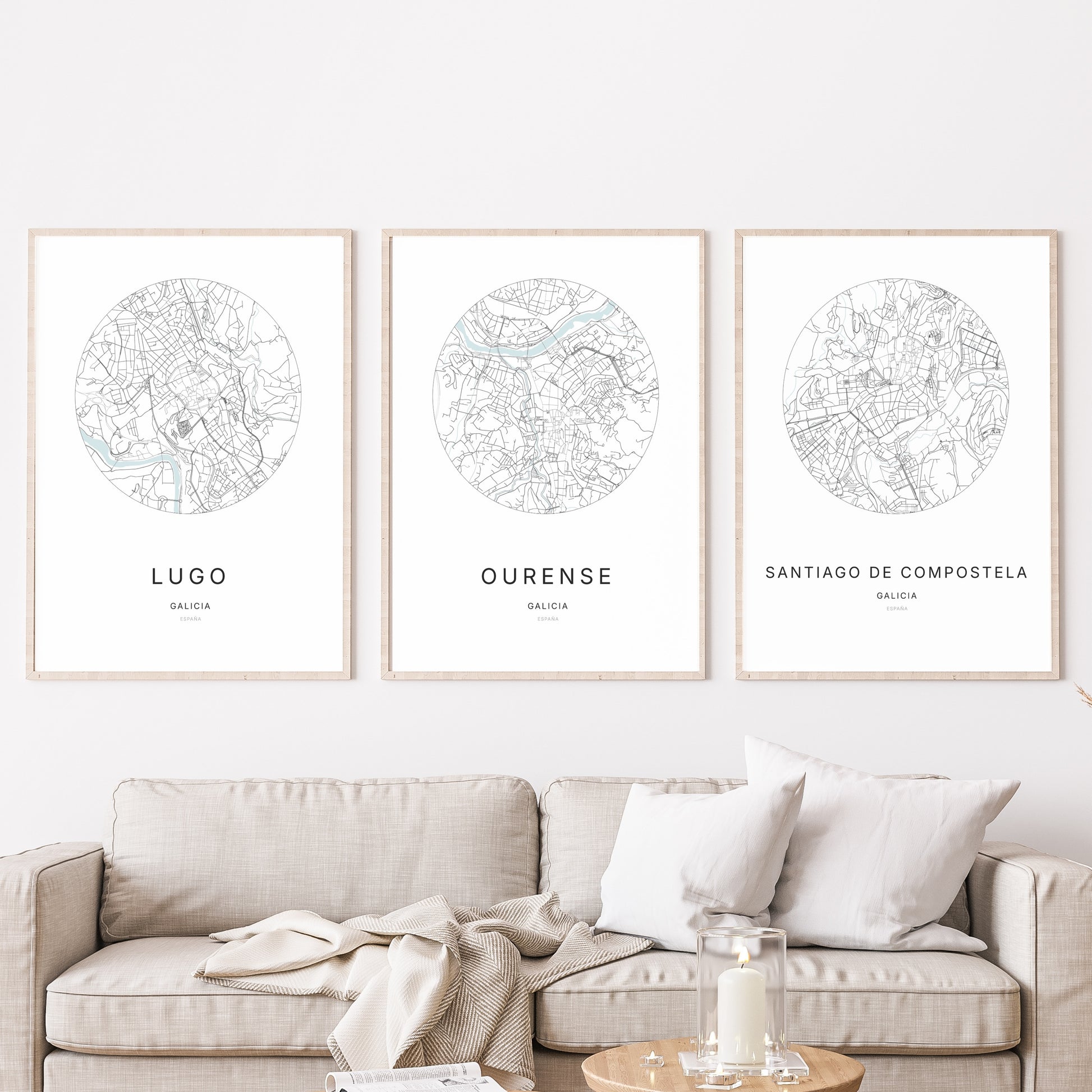 Trio d'affiches de Ourense, Lugo et Santiago de Compostela dans un salon.