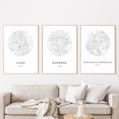 Trio d'affiches de Ourense, Lugo et Santiago de Compostela dans un salon.