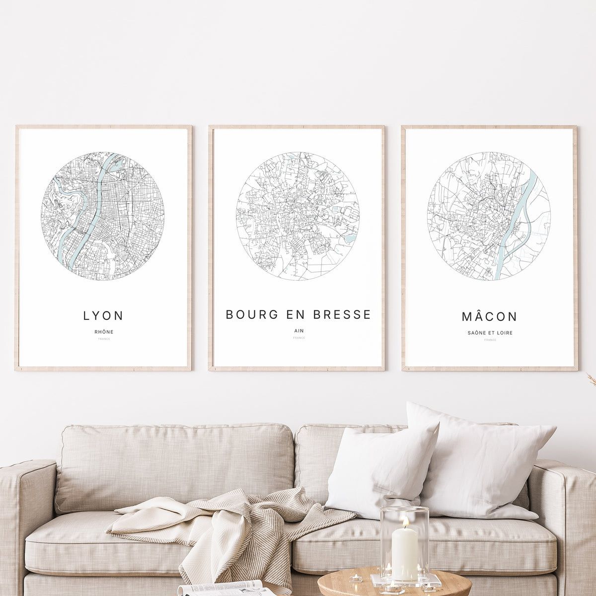 Trio d'affiches de Bourg-en-Bresse, Lyon et Mâcon dans un salon.