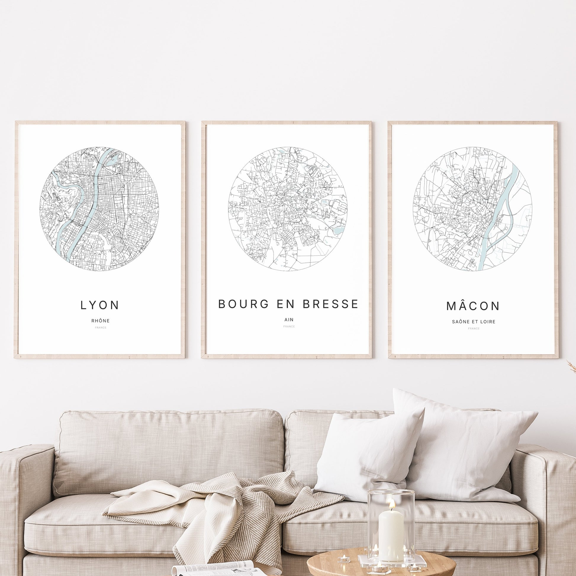 Trio d'affiches de Bourg-en-Bresse, Lyon et Mâcon dans un salon.