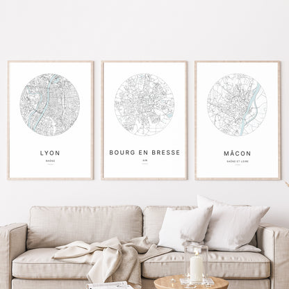 Trio d'affiches de Bourg-en-Bresse, Lyon et Mâcon dans un salon.