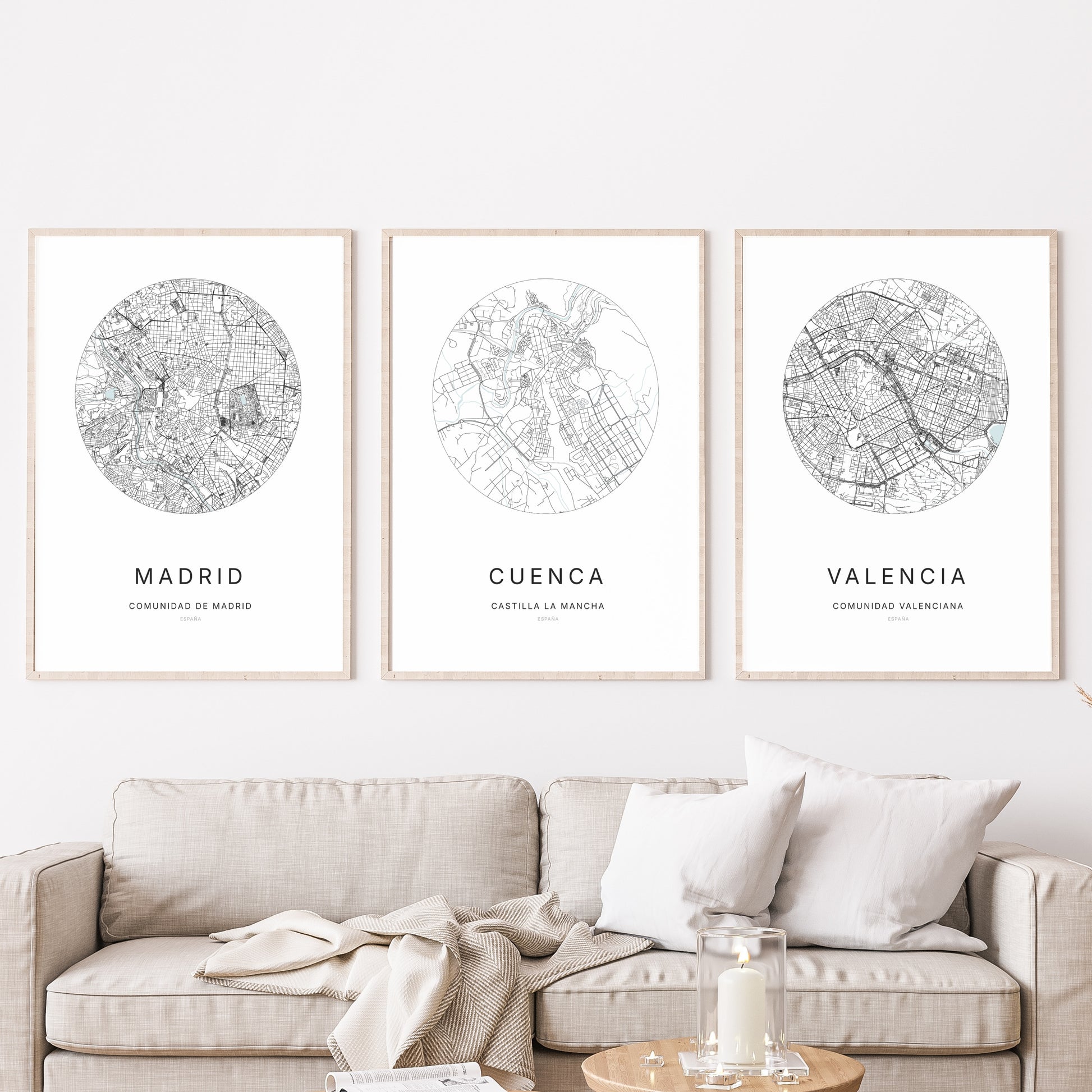 Trio d'affiches de Cuenca, Madrid et Valencia dans un salon.