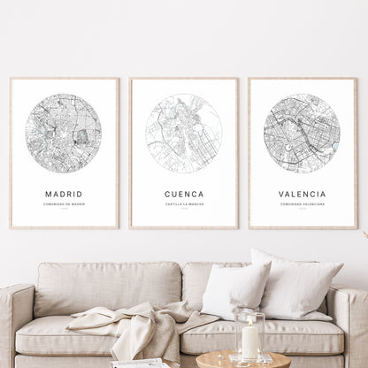 Trio d'affiches de Cuenca, Madrid et Valencia dans un salon.