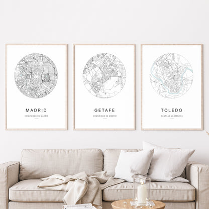 Trio d’affiches de Getafe, Madrid et Toledo dans un salon.