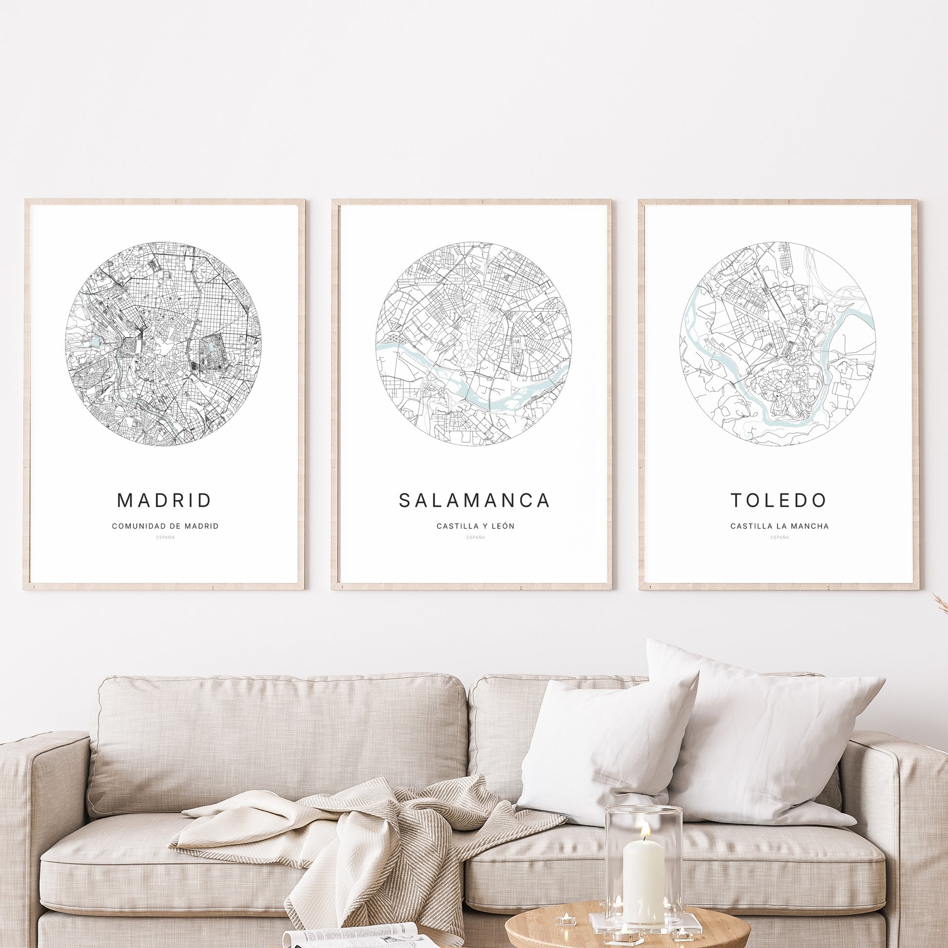 Trio d'affiches de Salamanca, Madrid et Toledo dans un salon.