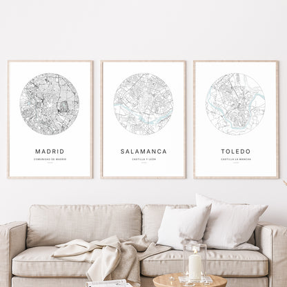 Trio d'affiches de Salamanca, Madrid et Toledo dans un salon.