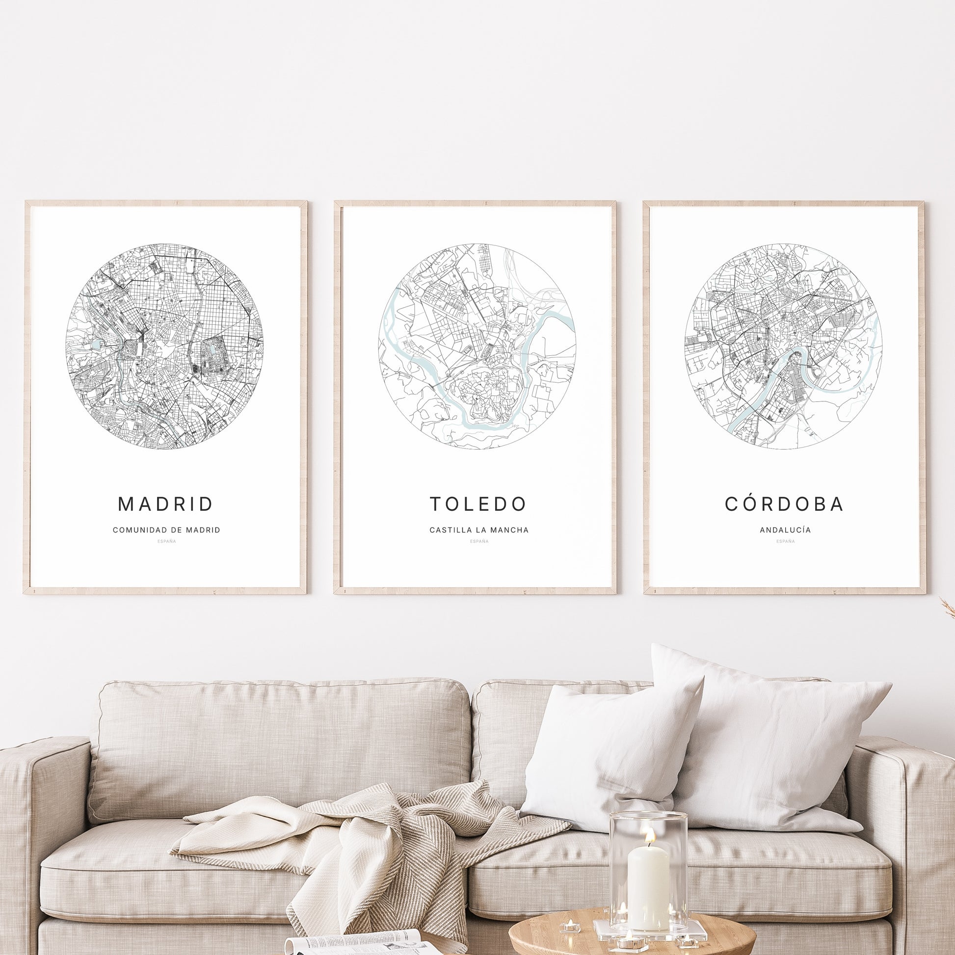 Trio d'affiches de Toledo, Madrid et Córdoba dans un salon.