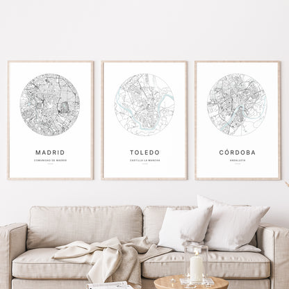 Trio d'affiches de Toledo, Madrid et Córdoba dans un salon.