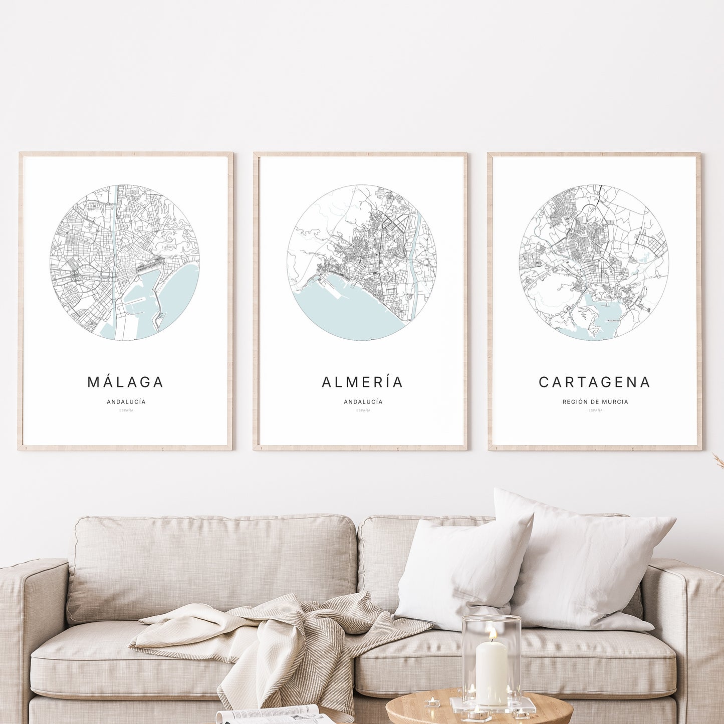 Trio d'affiches d'Almería, Málaga et Cartagena dans un salon.