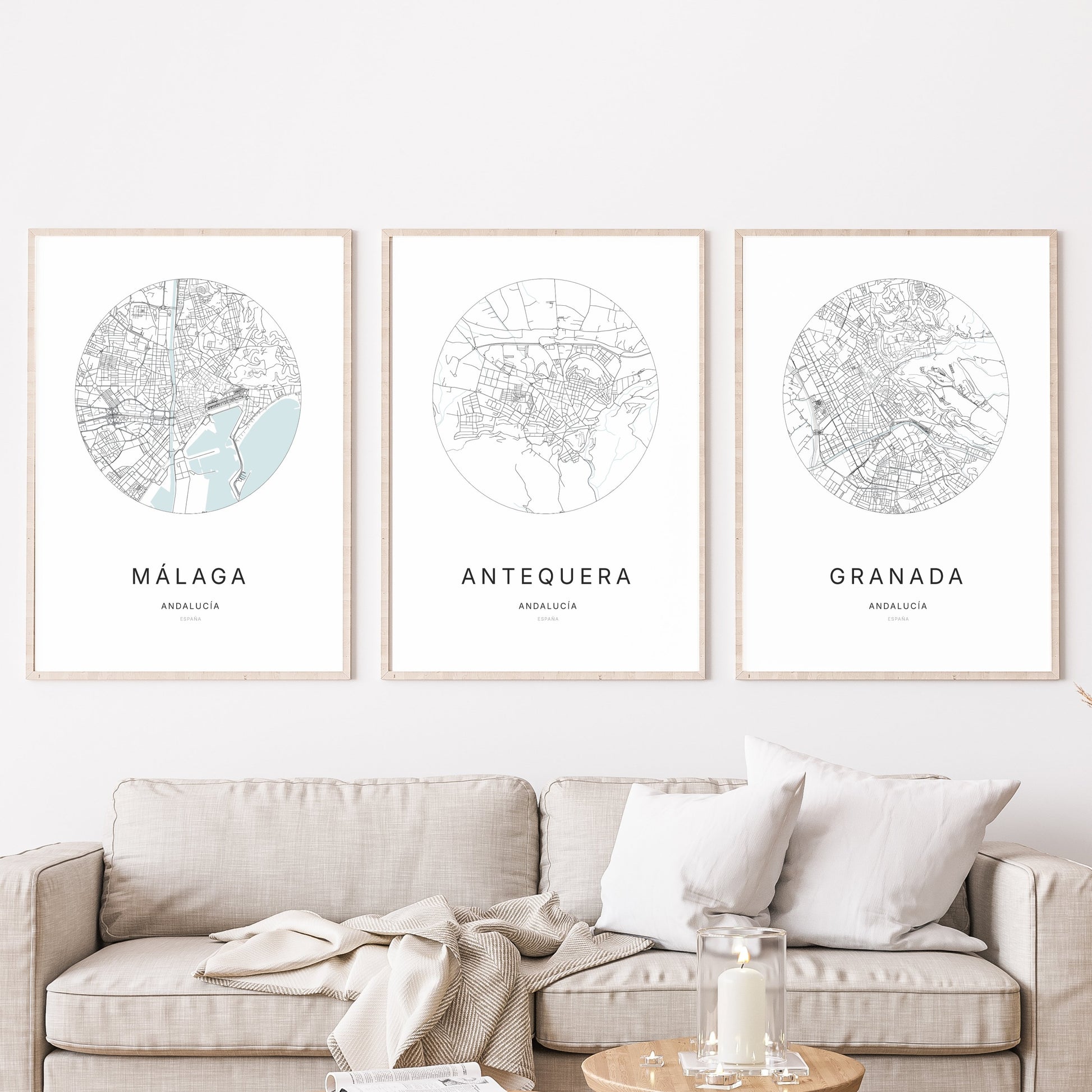 Trio d'affiches d'Antequera, Málaga et Granada dans un salon.