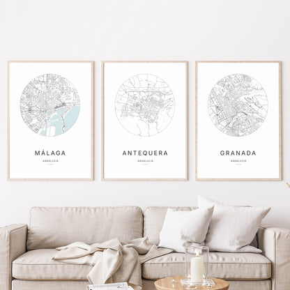 Trio d'affiches d'Antequera, Málaga et Granada dans un salon.