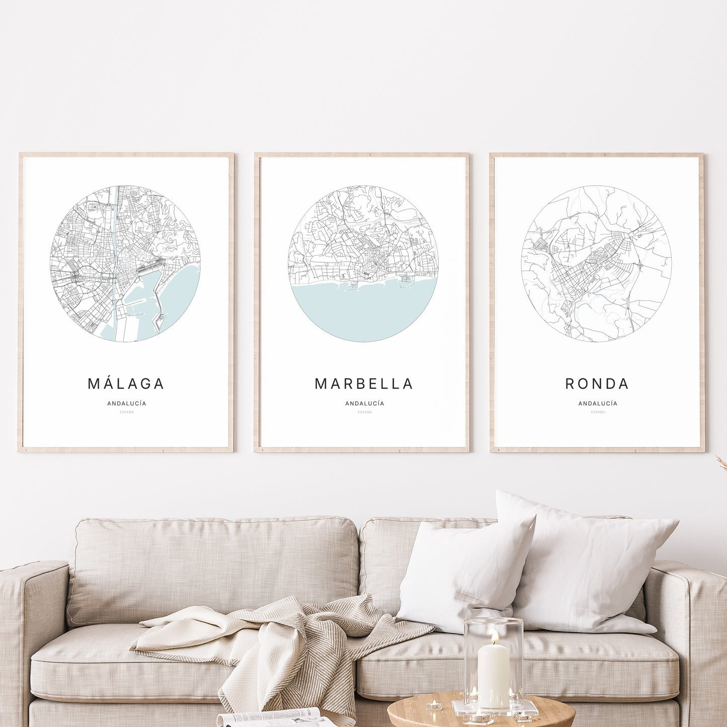 Trio d'affiches de Marbella, Málaga et Ronda dans un salon.