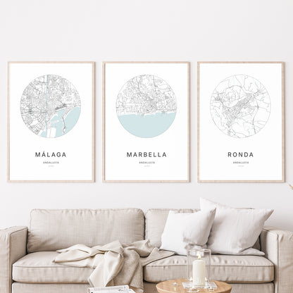 Trio d'affiches de Marbella, Málaga et Ronda dans un salon.