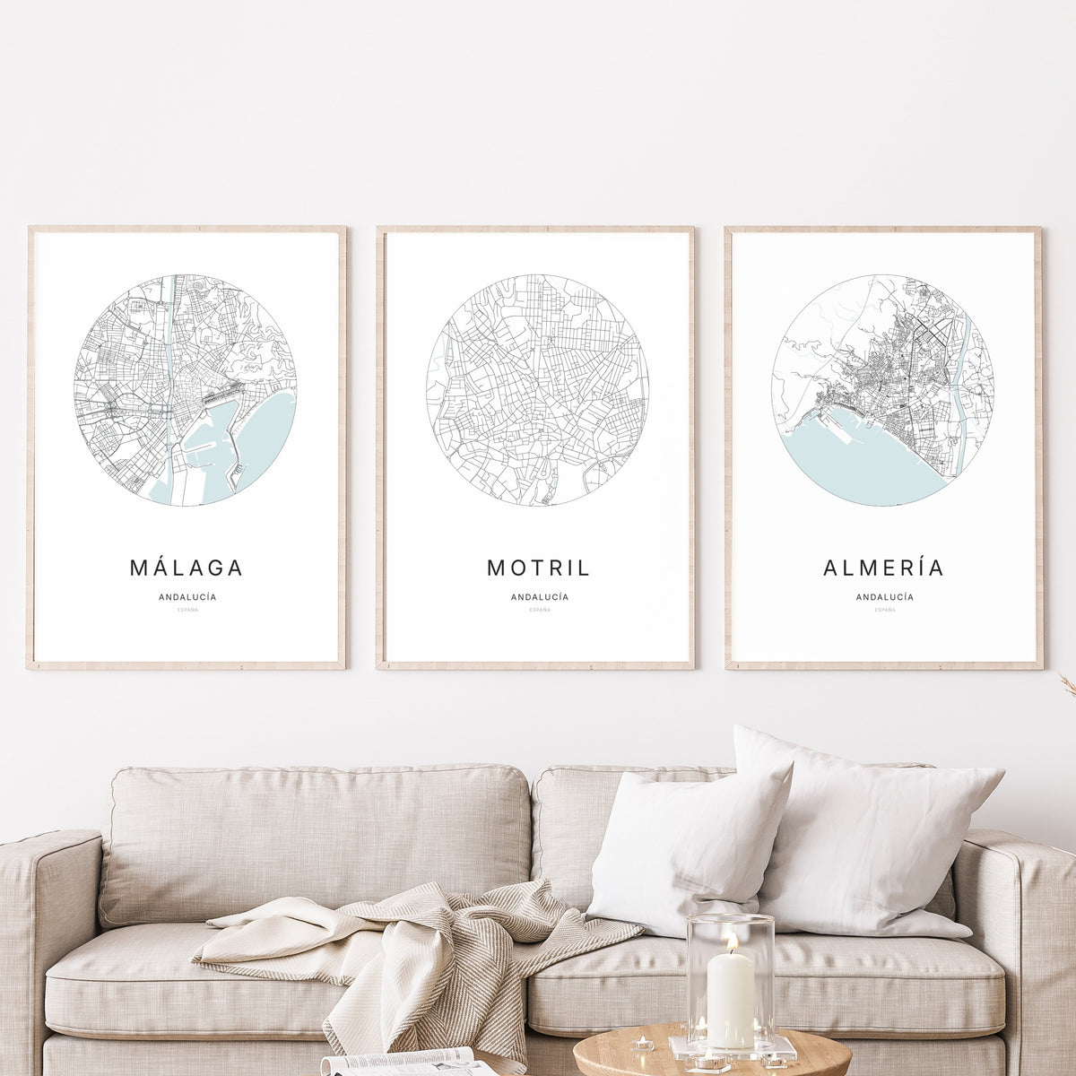 Trio d'affiches de Motril, Málaga et Almería dans un salon.