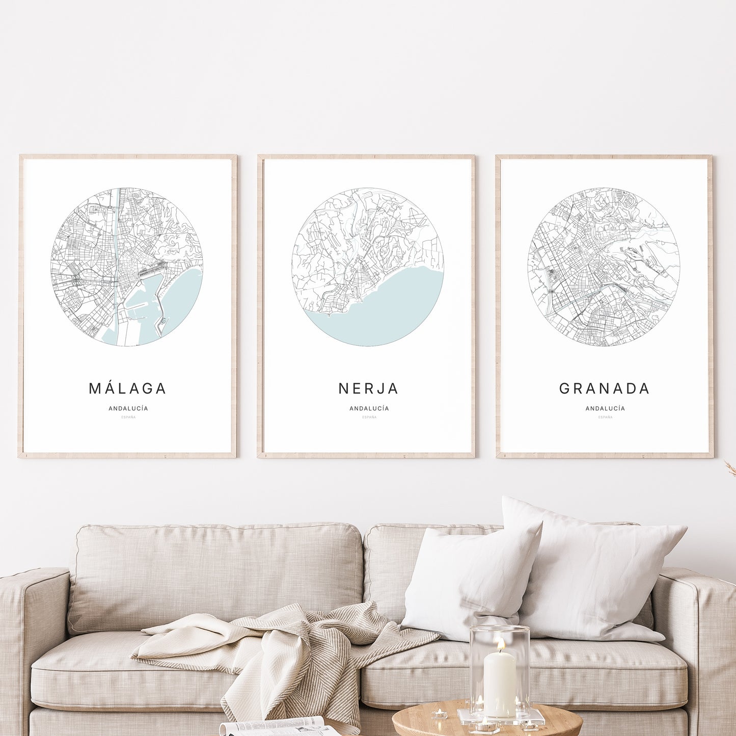 Trio d'affiches de Nerja, Málaga et Granada dans un salon.