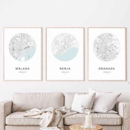 Trio d'affiches de Nerja, Málaga et Granada dans un salon.