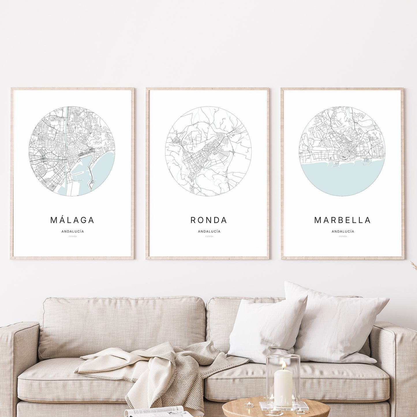 Trio d'affiches de Ronda, Marbella et Málaga dans un salon.