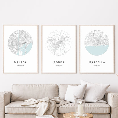Trio d'affiches de Ronda, Marbella et Málaga dans un salon.