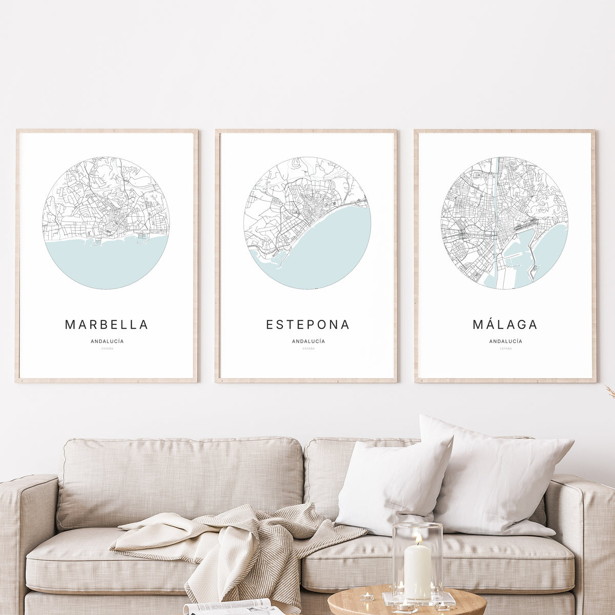 Trio d'affiches d'Estepona, Marbella et Málaga dans un salon.