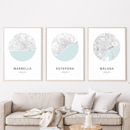 Trio d'affiches d'Estepona, Marbella et Málaga dans un salon.